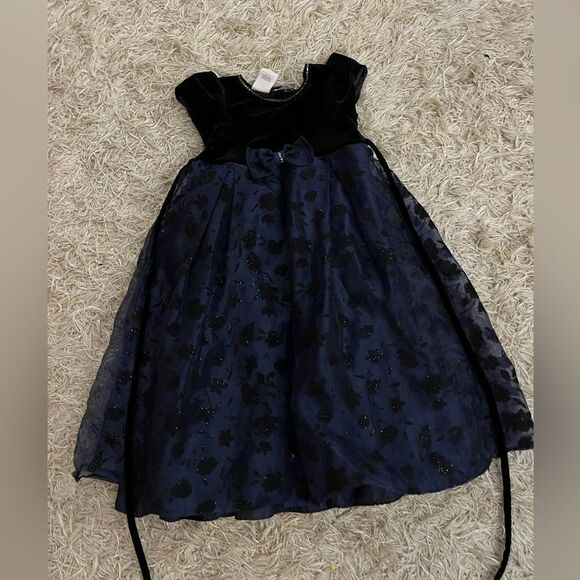 Girls dress size 5 - Picture 1 of 3